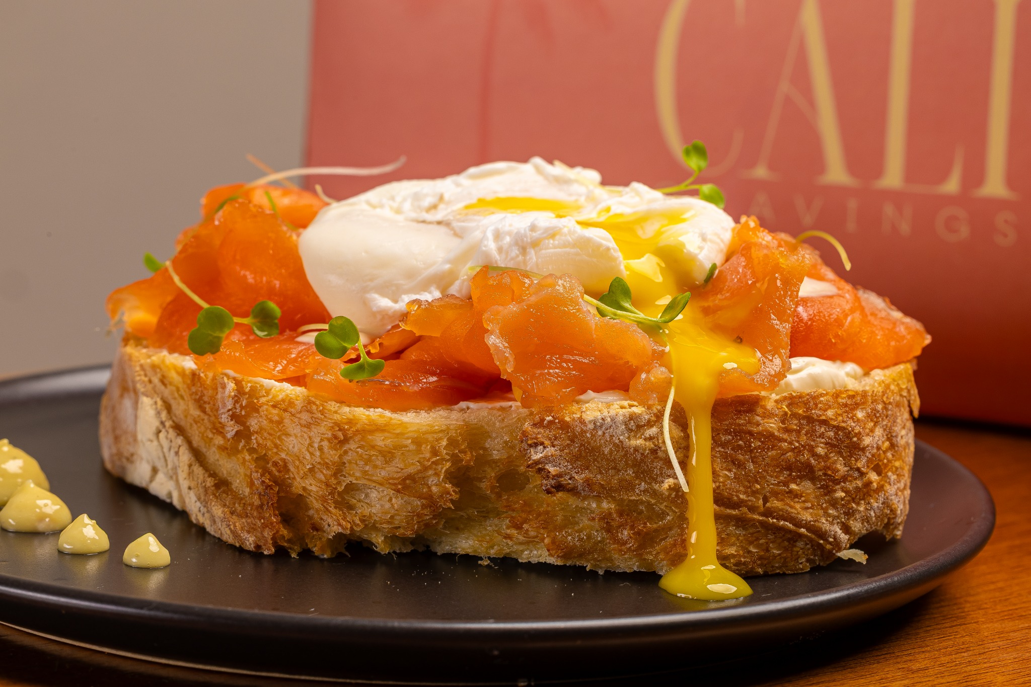 Toast de salmão e ovo desenvolvido para o Cali Café